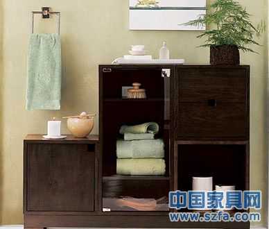 安裝浴室柜時(shí)經(jīng)常需要在箱體板上開鑿打孔,多功能封邊膠條能夠緊裹板材切割邊緣,起到較好的防水防潮作用