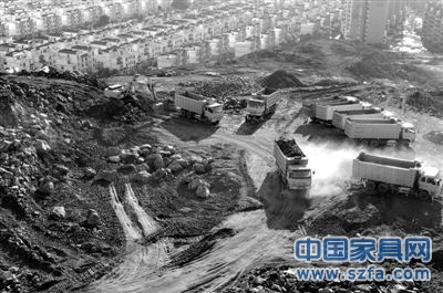 点击打开原图 6月1日,廣西防城港市,眾多車輛在挖山造城。圖/CFP
