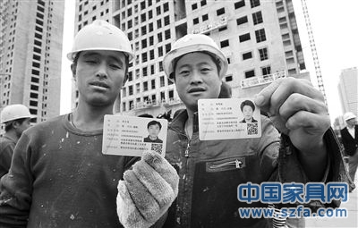 点击打开原图 去年10月29日,山東青島市,工人們正在展示剛領到的居住證。圖/CFP